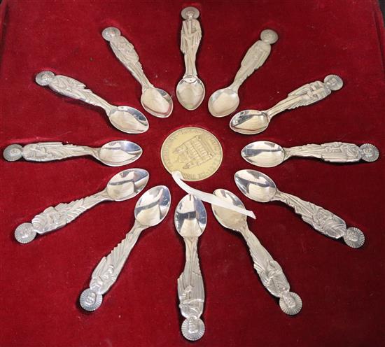 A modern limited edition cased set of twelve silver St. Pauls Cathedral commemorative apostle spoons, with silver gilt medallion,